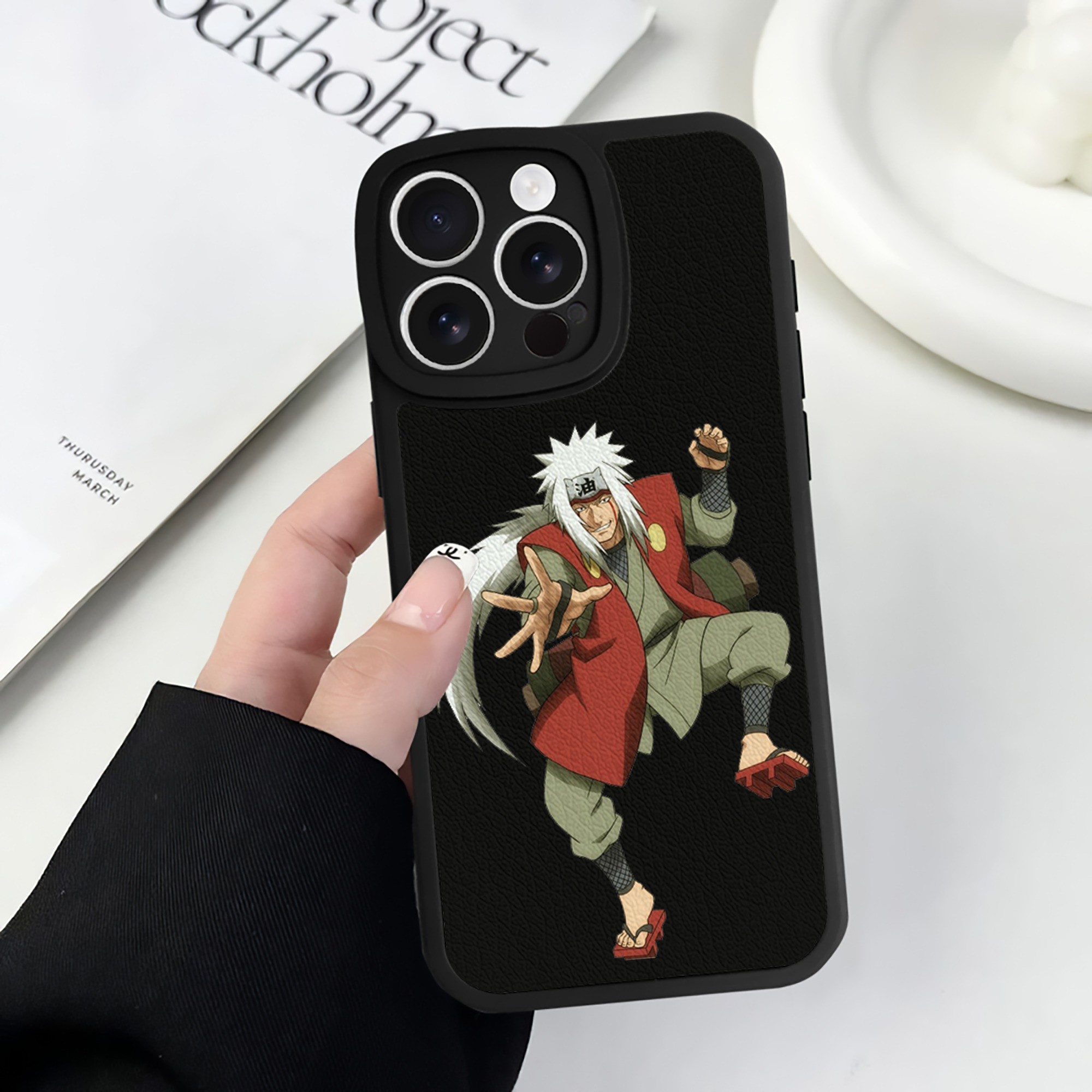 （画像用） NARUTO -ナルト- 自来也（じらいや） Jiraiya 【iPhone 16シリーズ対応】シリコンスマホケース（レザー調） 材質：シリコン